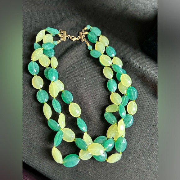 VTG 3 Strand Green beaded choker. Perfect for spring!! - Picture 6 of 6